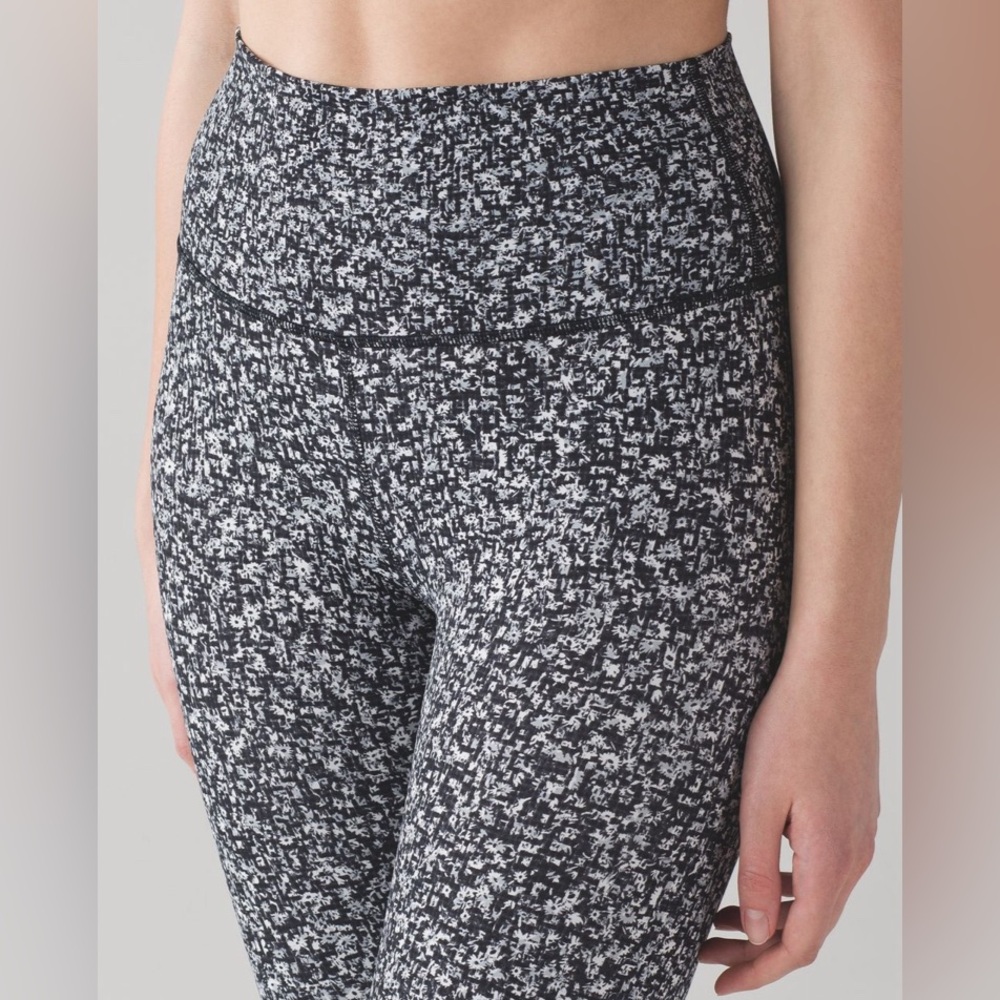 lululemon | size 4 Wunder Under HR‎ 7/8 Tight in Daisy Dust Alpine White Black
